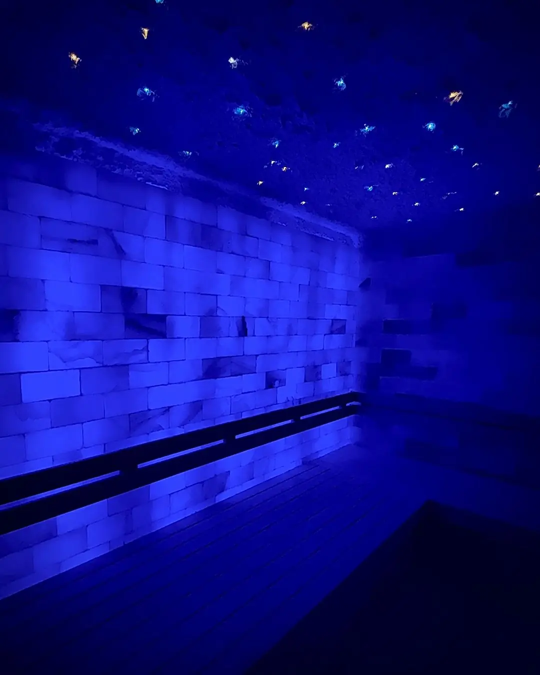 Der funkelnde Sternenhimmel der Salzgrotte in blauem Licht