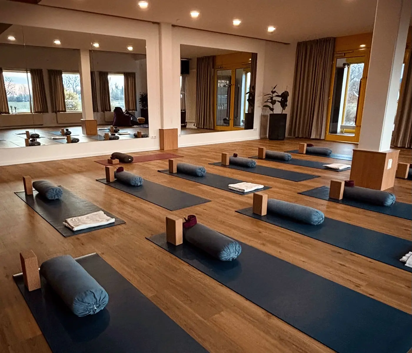 Das Yogastudio in Cloppenburg mit vorbereiteten Matten